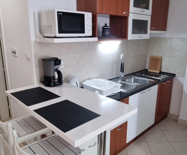 Compact kitchen with essentials – Studio Apartment Brac