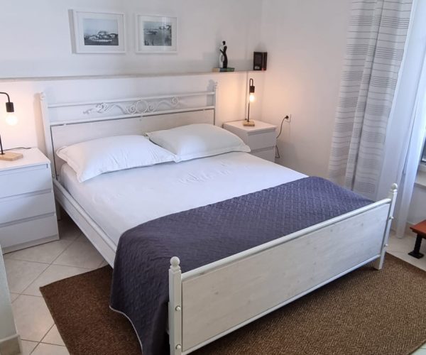 Cozy double bed in Studio Apartment on Brac island