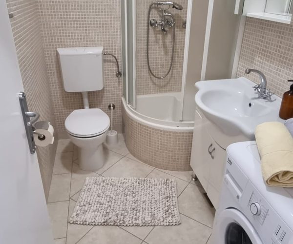 Modern private bathroom – Studio Apartment Hani Postira