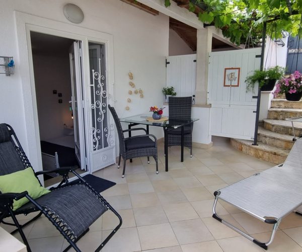 studio terrace sea view